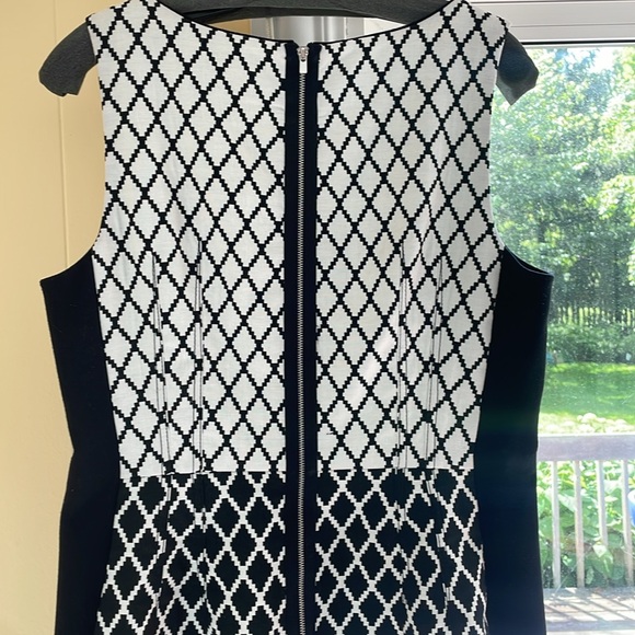 Ellen Tracy black and white print dress, split neck and exposed zipper. Size 12 - Picture 5 of 5